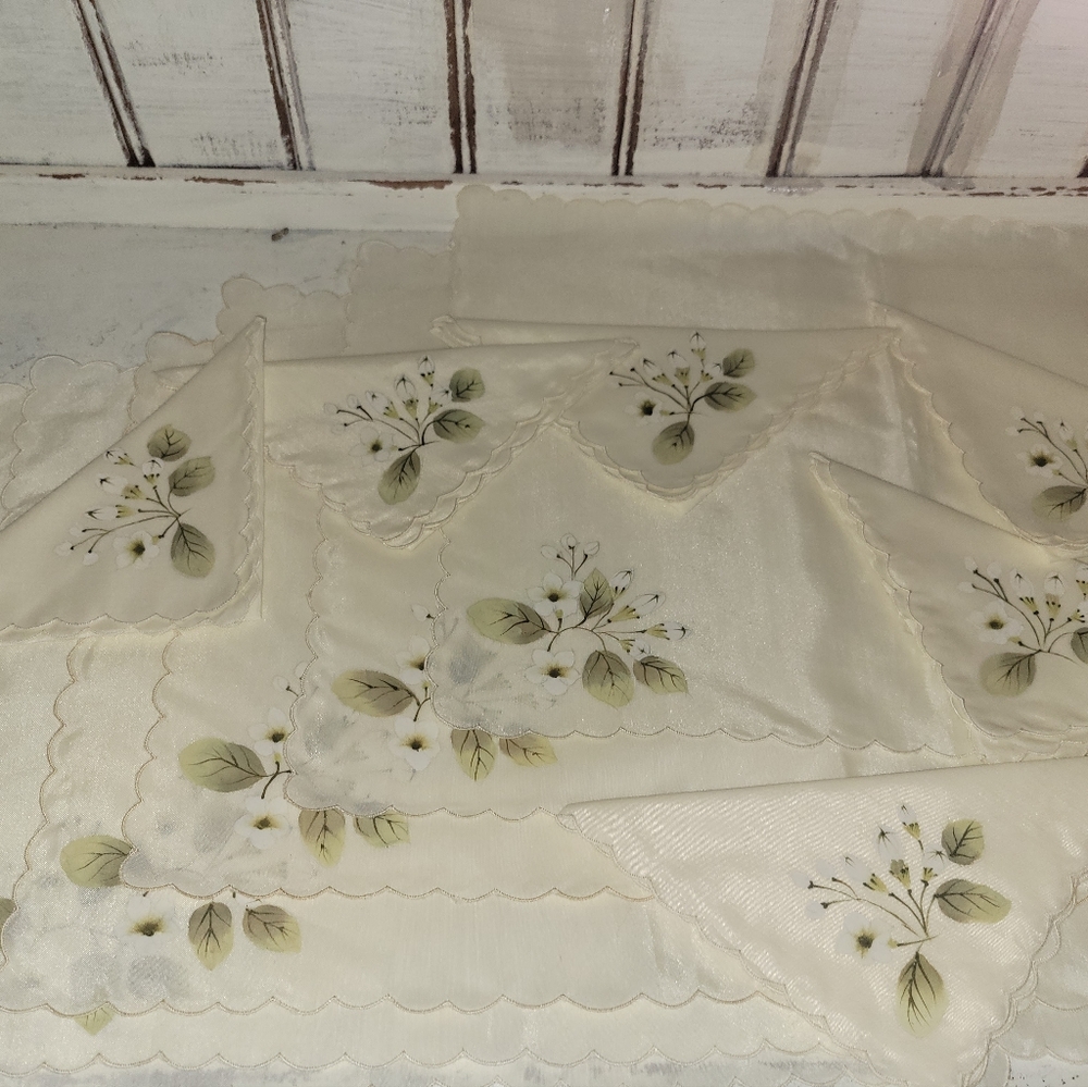 Vintage placemats (5) and napkin set (6)